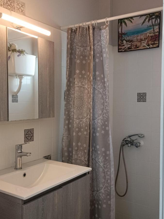 Meltemi Apartments Agia Marina  Bagian luar foto